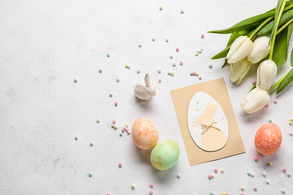 Όμορφη Σύνθεση Πάσχα Ευχετήρια Κάρτα Βαμμένα Αυγά Λαγουδάκι Και Λουλούδια — Φωτογραφία Αρχείου