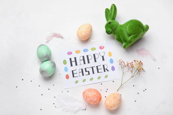 Schöne Osterkomposition Mit Grußkarte Bemalten Eiern Hasen Und Blumen Auf — Stockfoto