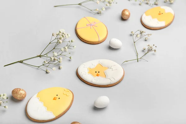 Composição Com Biscoitos Páscoa Saborosos Ovos Flores Fundo Leve Close — Fotografia de Stock