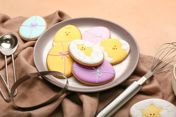 Plate Tasty Easter Cookies Color Background Closeup — Stock Photo, Image