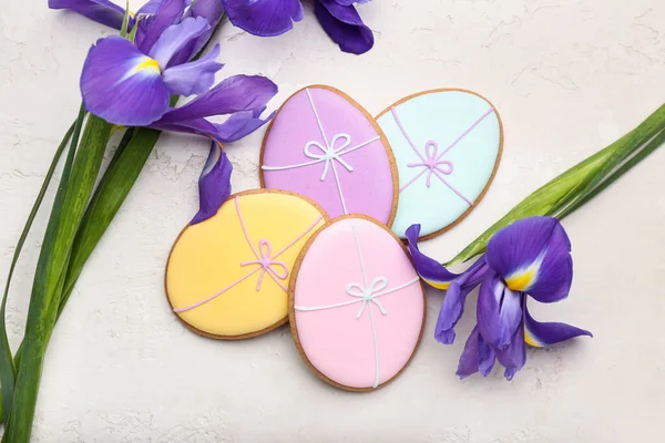 Tatlı Paskalya kurabiyeleri ve çiçekler arka planda, yakın plan