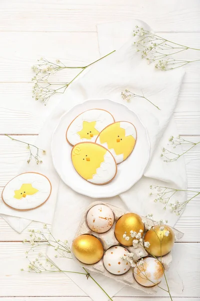 Komposition Mit Leckeren Osterkeksen Bemalten Eiern Und Blumen Auf Hellem — Stockfoto