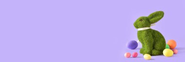 Renkli arkaplanda şirin Paskalya tavşanı ve yumurtalar.