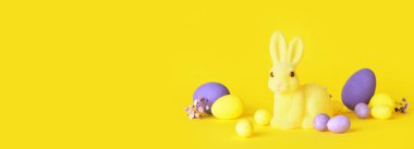 Paskalya tavşanı, sarı zemin üzerinde yumurtalar ve çiçekler ve metin için yer.