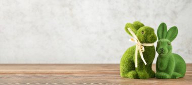 Paskalya tavşanlarının figürleri yazı için alanı olan ışık arkaplanına karşıdır