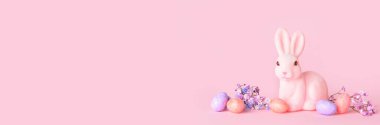 Şirin Paskalya tavşanı, pembe arka planda yumurtalar ve çiçekler, mesaj için yer var.