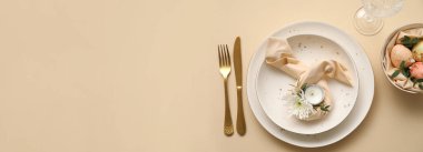 Bej arkaplanda paskalya kutlaması için güzel masa ayarları ve metin için boşluk