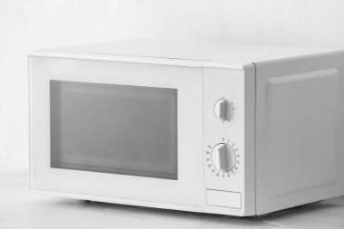 Işık arka planında modern mikrodalga fırın