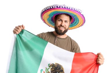 Beyaz arka planda Meksika bayrağı olan sombrero giyen yakışıklı bir adam.