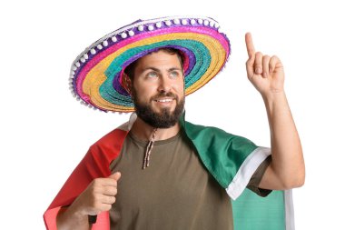 Sombrero 'daki yakışıklı adam ve Meksika bayrağı beyaz arka planda bir şeye bakıyor.