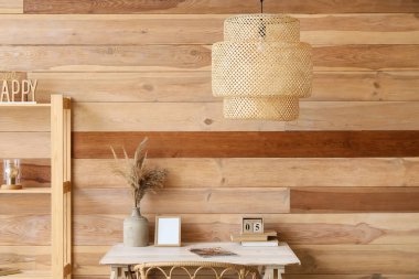 Modern işyeri, raf ünitesi ve asılı lamba olan şık bir oda.