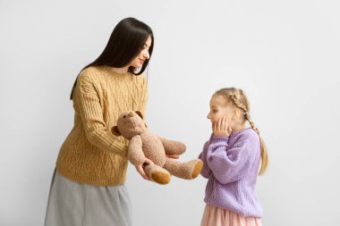 Mutlu anne, küçük kızına oyuncak veriyor.