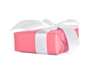 Kurdeleli hediye kutusu ve beyaz arka planda eğilme