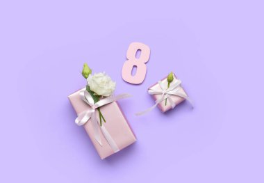 Uluslararası Kadınlar Günü için çiçek dolu farklı hediye kutuları.