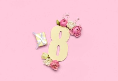 Renk arkaplan üzerinde hediye kutusu, çiçek ve 8 numaralı kompozisyon