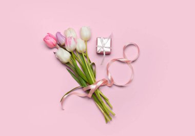 Arkaplanda hediye kutusu ve lale çiçekleri