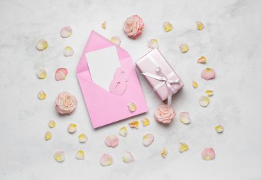 Boş kartlı kompozisyon, Uluslararası Kadınlar Günü için hediye ve arka planda çiçekler