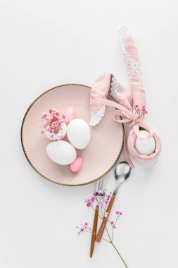 Beyaz arka planda çigila çiçekleri olan güzel Paskalya sofrası.