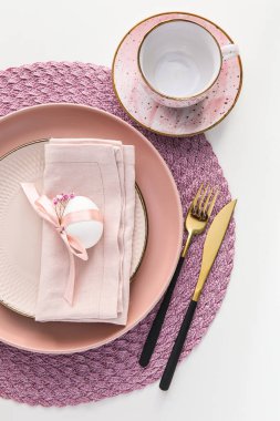 Beyaz arkaplanda güzel Paskalya tablosu, yakın plan