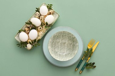 Renkli arkaplanda Paskalya kutlaması için şık masa ayarları