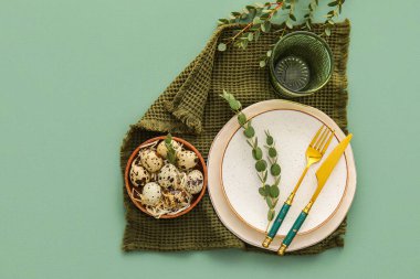 Renkli arkaplanda Paskalya kutlaması için şık masa ayarları