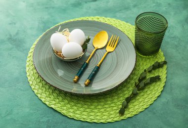 Yeşil arka planda Paskalya kutlaması için güzel bir masa.