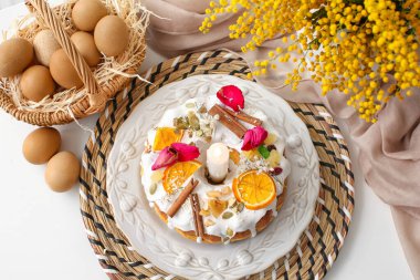 Paskalya pastası ve masada yumurtalar