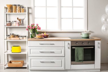 Paskalya dekorlu şık bir mutfak.