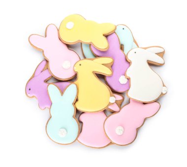 Beyaz arka planda tavşan şeklinde lezzetli Paskalya kurabiyeleri.