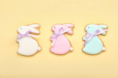 Bej arka planda tavşan şeklinde lezzetli Paskalya kurabiyeleri.