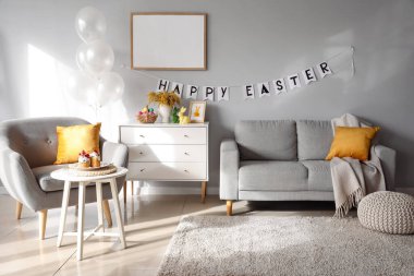 Paskalya dekorlu şık bir oturma odası.