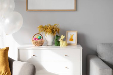 Paskalya yumurtası, çiçek ve dekorla dolu çekmeceler.