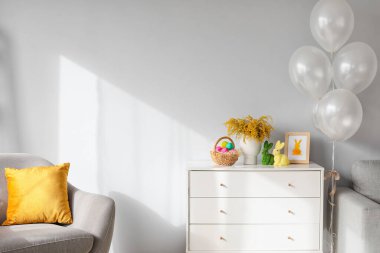 Paskalya yumurtası, çiçek ve dekorla dolu çekmeceler.