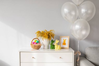 Paskalya yumurtası, çiçek ve dekorla dolu çekmeceler.