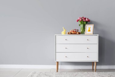 Paskalya pastası, yumurta ve çiçeklerle dolu bir çekmece.