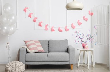 Paskalya kutlaması için dekore edilmiş oturma odasının içi.