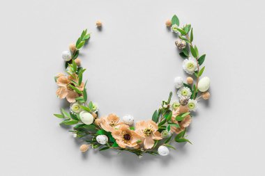 Paskalya yumurtaları ve çiçekli güzel bir çelenk.