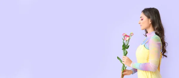 Renkli Arka Planda Eustoma Çiçekleri Tutan Güzel Bir Kadın Uluslararası — Stok fotoğraf