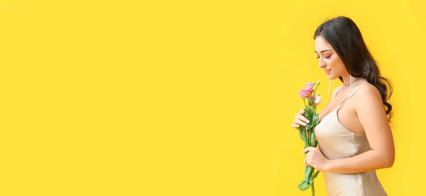 Mulher Bonita Segurando Flores Eustoma Fundo Amarelo Com Espaço Para — Fotografia de Stock