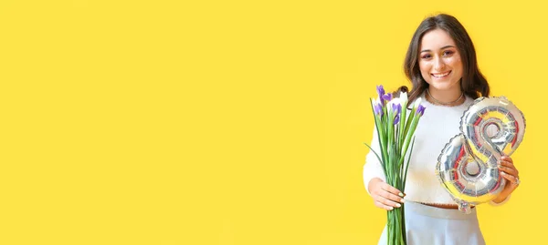 Ευτυχισμένη Γυναίκα Κρατώντας Λουλούδια Ίριδας Και Μπαλόνι Σχήμα Σχήματος Κίτρινο — Φωτογραφία Αρχείου