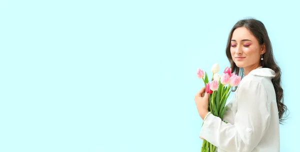 Boldog Fiatal Kreatív Smink Gazdaság Csokor Tulipán Kék Háttérrel Helyet — Stock Fotó
