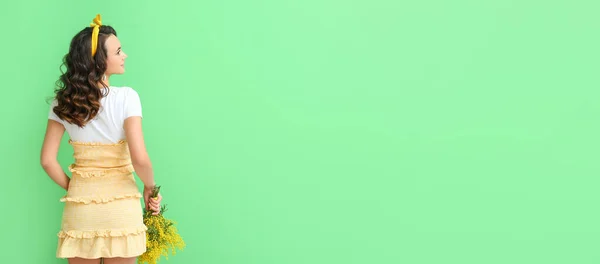 美しいです若いです女性とともに花束のミモザ花緑の背景にスペースのためのテキスト — ストック写真