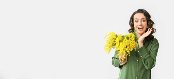 Mujer Joven Sorprendida Con Ramo Flores Mimosas Sobre Fondo Claro —  Fotos de Stock