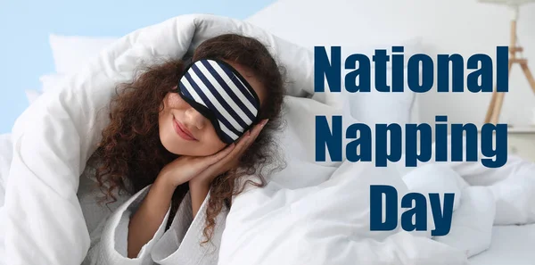 Yatakta Uyuyan Maskeli Genç Bir Kadın Ulusal Uyku Günü — Stok fotoğraf