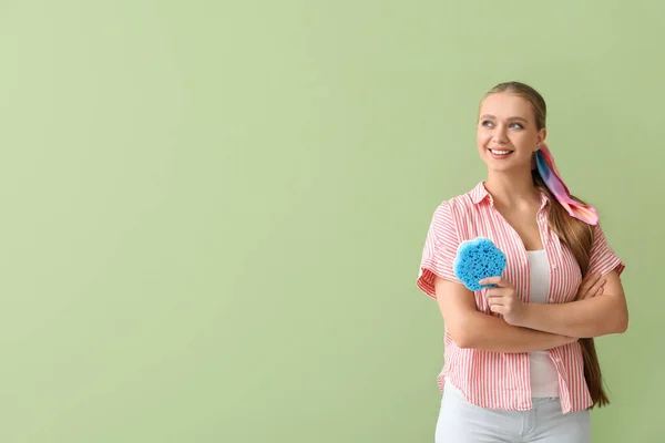 Young Woman Sponge Color Background — Stock Photo, Image