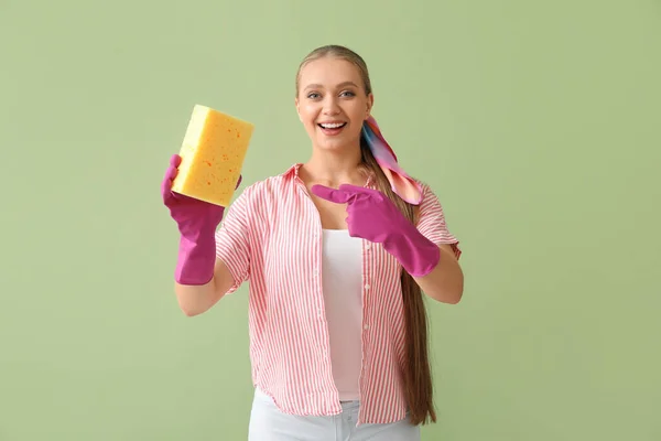 Mujer Joven Con Esponja Sobre Fondo Color — Foto de Stock