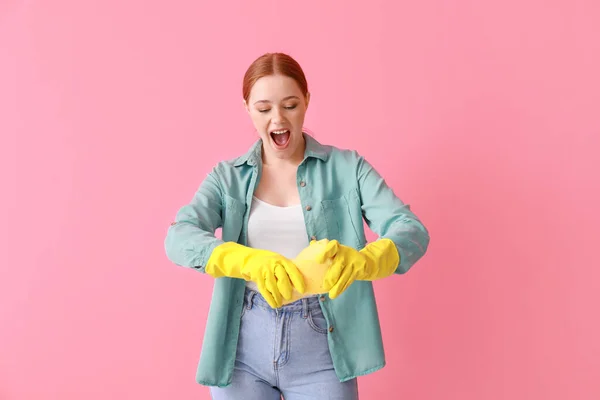 Mujer Joven Emocional Con Esponja Sobre Fondo Color — Foto de Stock