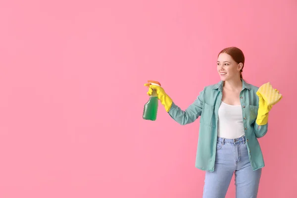 Jonge Vrouw Met Spons Wasmiddel Kleur Achtergrond — Stockfoto