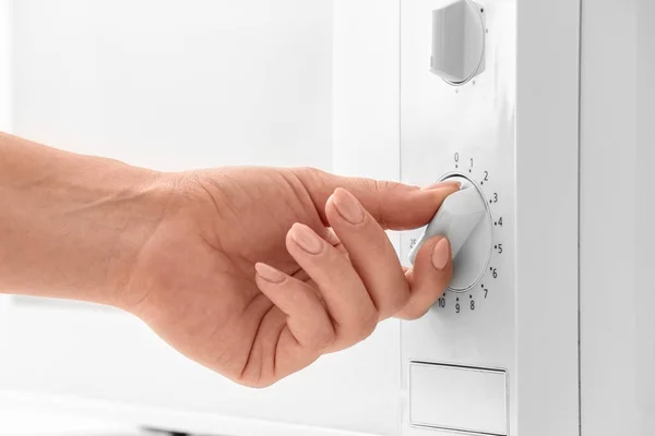 Mujer Joven Calentando Comida Horno Microondas Primer Plano — Foto de Stock