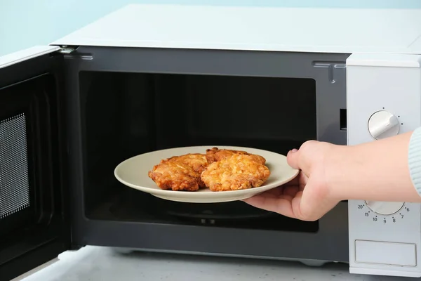 Mulher Colocando Prato Com Comida Forno Microondas Close — Fotografia de Stock